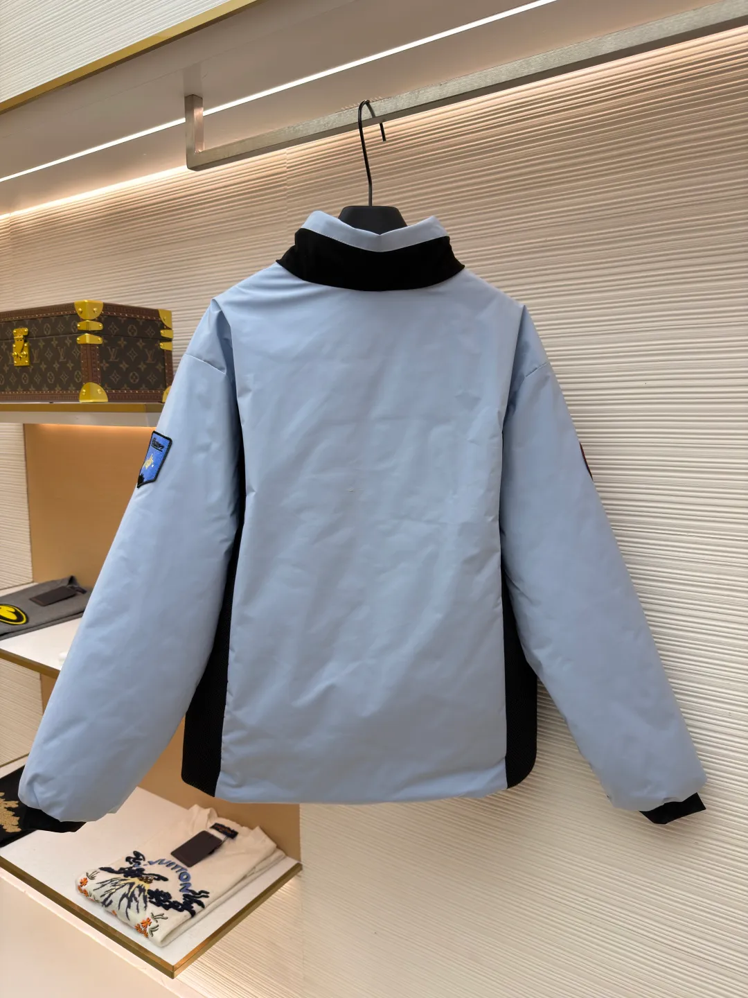LOUIS VUITTON double-sided turtleneck jacket with badge logo ●Original version: Purchased and developed by 24038 ●Item number: 1682249-C30 ●Fabric: cotton fabric ●Technology: made on positioning cutting machine ●Color: blue/black ●Version: fitted version ●Weight: about 920 grams ●Size: 46-48-50-52 ●Description: This color-blocked outdoor jacket is made of professional outdoor functional fabrics. The main body is made of high-density nylon windproof fabric. It has been treated with three-proof technology and has waterproof, oil-proof, and anti-static properties. The fabric has strong dimensional stability and is not easy to deform after being pre-shrunk. The body is spliced ​​with black breathable mesh fabric. The mesh is woven with warp knitting technology. It has uniform pore size and excellent toughness, which not only enhances the visual layering but also improves the breathability of the wearer. The black splicing parts of the collar and cuffs are made of elastic rib fabric. After shaping treatment, it has good elasticity and fits the body shape without being tight. The badge logo is made using a composite process of heat transfer and embroidery. The color of the pattern is firm and the embroidery stitches are dense. The hardware accessories are all made of custom-made alloy and have been sandblasted and matte. The zippers are hidden in design, combined with three-dimensional tailoring and seamless gluing technology to make the overall shape crisp. The details take into account both functionality and design beauty, showing the quality of precision workmanship. The overall wiring is straight and delicate, the fabric is comfortable and soft, and the color is consistent without color difference. It can be matched with the same style to create a fashionable look and control various occasions. Customized accessories, complete with three standards, same style for men and women!